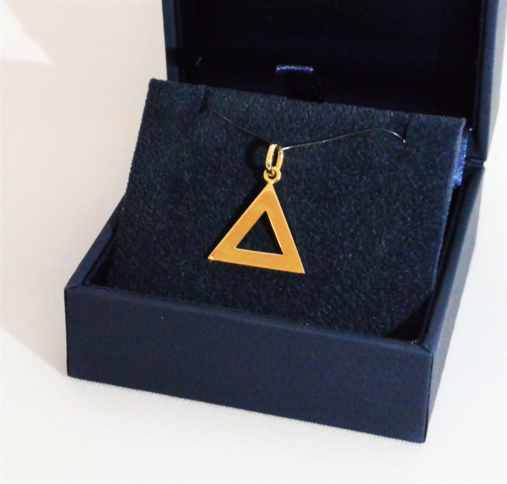 Voici un pendentif or jaune, un simple triangle équilatérale.