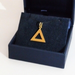 Voici un pendentif or jaune, un simple triangle équilatérale.