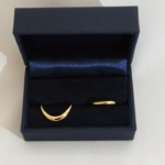 Voici une paire d'alliance or jaune. Celle de Madame est cette fois on ne peut plus classique, un demis jonc fin. Celle de Monsieur par contre est une alliance courbe qui serpente tout au long du doigt, l'objectif de la manœuvre, ici, est d'esquivé les palmettes entre les doigts pour un plus grand confort.
