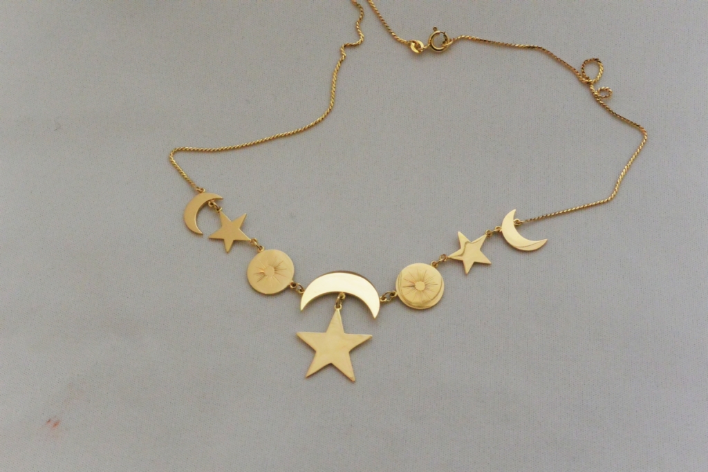 Voici un collier qui continue d'évolué, j'avais fait le collier original et j'y ajoute une lune, pour un nouveau membre de la famille...