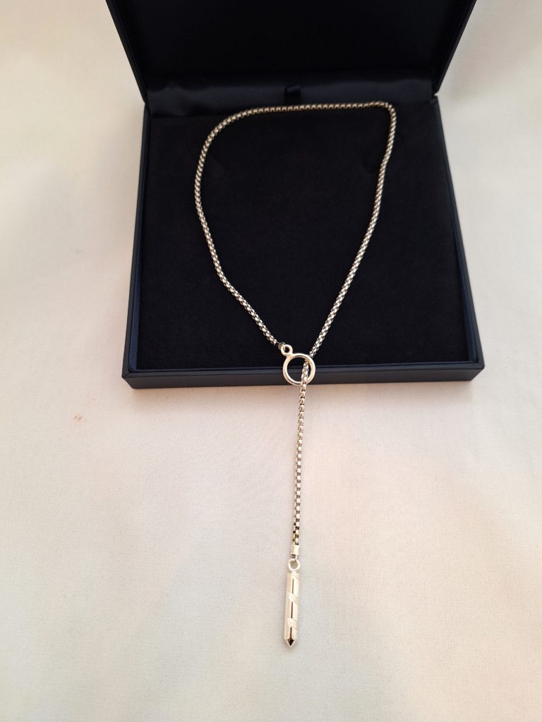 Voici un collier en argent inspiré d'un file à plomb, un fermoir coulissant a été installé afin de pouvoir porter facilement le collier de façon différente.