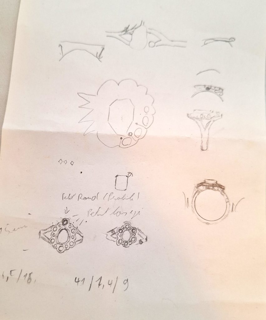 Croquis de la bague or blanc, saphir et entourage diamant.